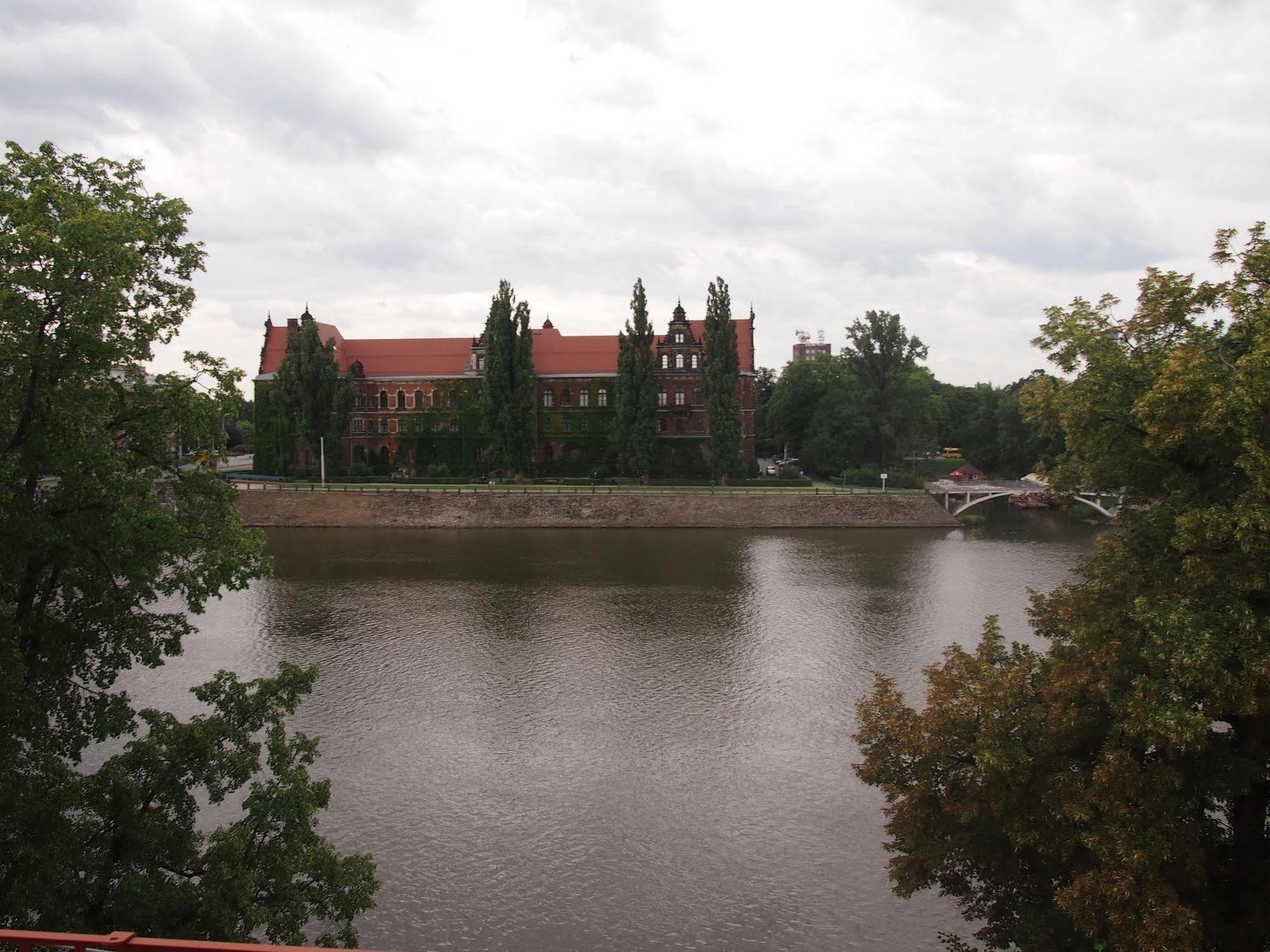 Wenderedu Business Center Bed and Breakfast Wrocław Buitenkant foto